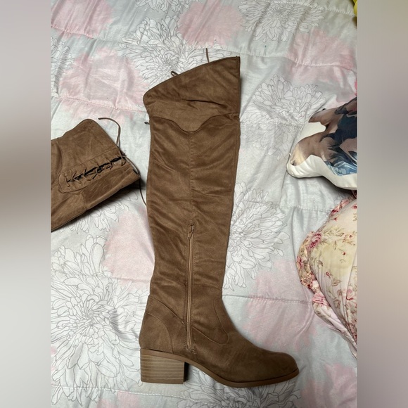 Over the knee boots - Picture 2 of 4